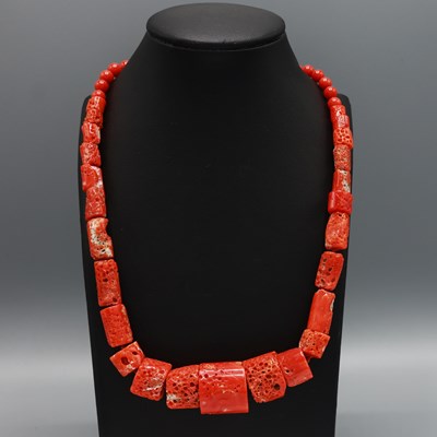 Lot 240 - A SINGLE STRAND CORAL NECKLACE