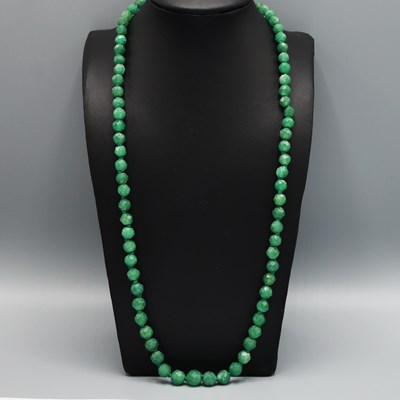 Lot 228 - AN EMERALD SINGLE STRAND BEAD NECKLACE