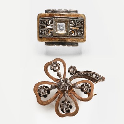 Lot 233 - A GENTS SILVER GILT DRESS RING AND A FLOWER BROOCH