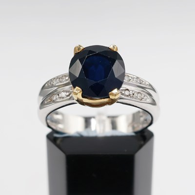 Lot 251 - AN 18CT GOLD SAPPHIRE SOLITAIRE RING
