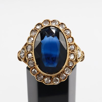 Lot 249 - A SAPPHIRE AND DIAMOND DRESS RING