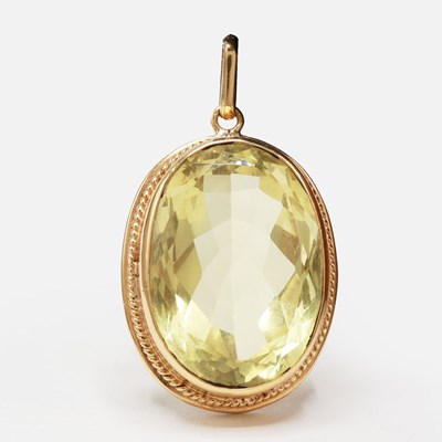 Lot 252 - A YELLOW METAL GEMSET PENDANT