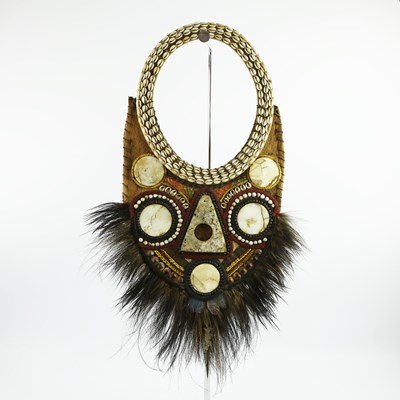 Lot 142 - A PAPUA NEW GUINEA CEREMONIAL NECKLACE.