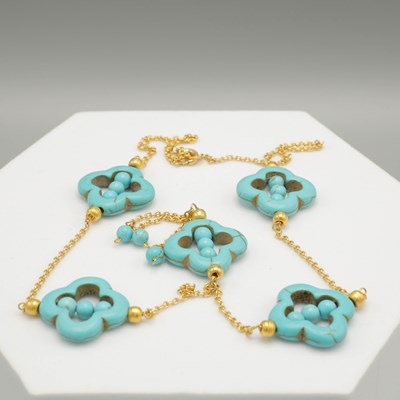 Lot 241 - A YELLOW METAL AND TURQUOISE QUARTREFOIL NECKLACE