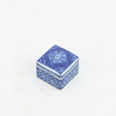 Lot 197 - A CHINESE BLUE AND WHITE LIDDED INKBOX.