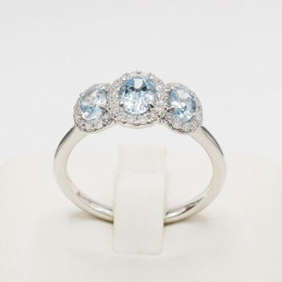 Lot 255 - A PLATINUM AQUAMARINE AND DIAMOND TRILOGY RING