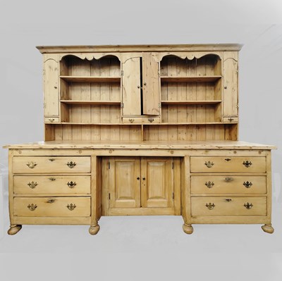 Lot 370 - A TRADITIONAL PINE DRESSER AND RACK