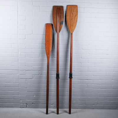 Lot 146 - SET OF THREE VINTAGE OARS TO INCLUDE A PAIR