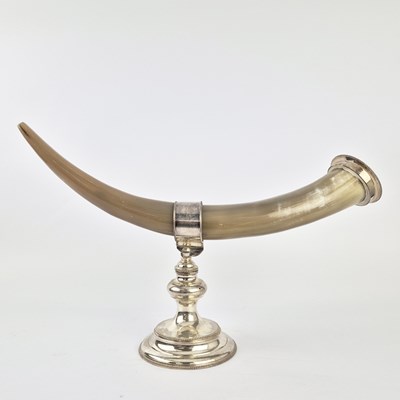 Lot 833 - VICTORIAN STYLE HORN CENTREPIECE