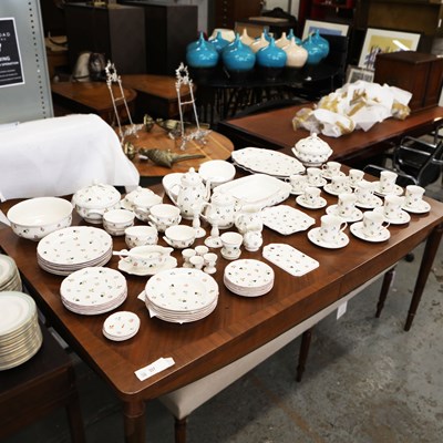 Lot 194 - VILLEROY AND BOCH PETITE FLEUR DINNER SERVICE.
