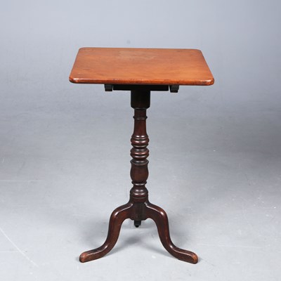 Lot 286 - LAMP TABLE