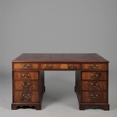 Lot 343 - GEORGIAN STYLE MAHOGANY PEDESTAL DESK