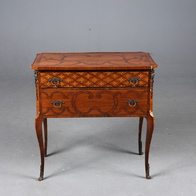 Lot 307 - TRANSITIONAL STYLE PETITE COMMODE
