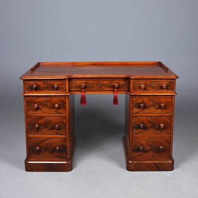 Lot 427 - VICTORIAN MAHOGANY PEDESTAL DESK