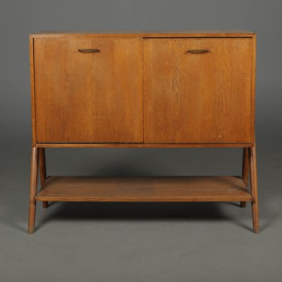 Lot 808 - MID 20TH CENTURY OAK SIDE CABINET