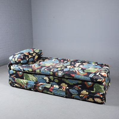 Lot 655 - DAYBED UPHOLSTERED IN GP & J BAKER NYMPHEUS FABRIC