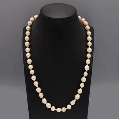 Lot 242 - AN EARLY 20TH CENTURY CHOKER PEARL NECKLACE