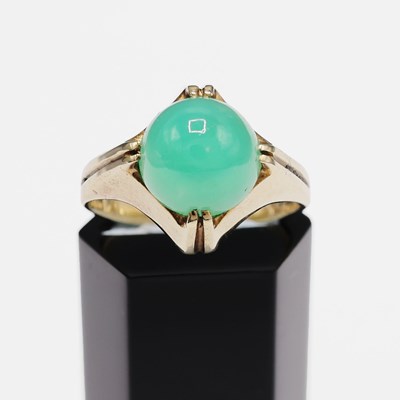 Lot 226 - A 14CT GOLD JADE SET DRESS RING