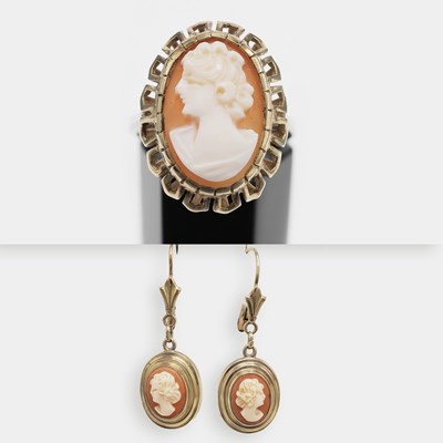 Lot 230 - AN 8CT GOLD CAMEO SET RING AND A PAIR OF MATCHING EARRINGS