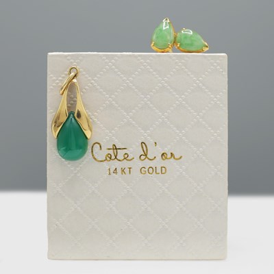 Lot 236 - AN 18CT GOLD JADE SET PENDANT
